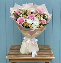 Букет цветов из:  Гвоздики, Орхидеи и Розы в Кильмези
