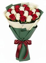 Букет Микс из красных и белых роз в Кильмези