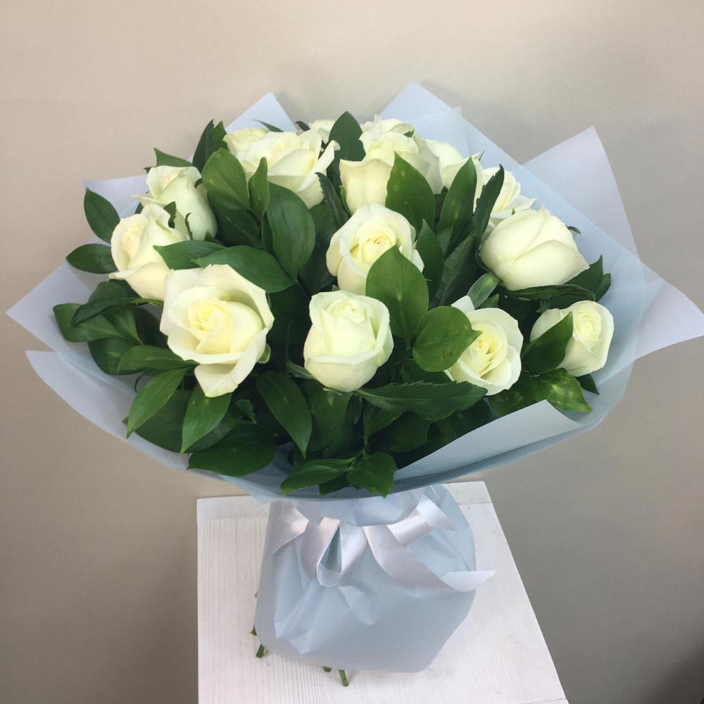 Букет 15 Белых роз Проуд в Кильмези
