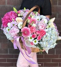 Композиция солнечный день в Кильмези Цветочная композиция из Розы, Хризантемы, Пионы и Лизиантусы в корзине в Кильмези