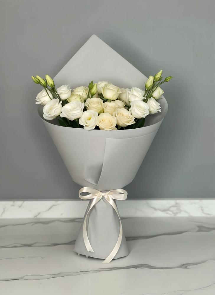 Букет цветов из: Розы и Лизиантусы в Кильмези