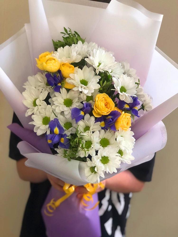 Букет цветов из: Ирисы, Хризантемы и Розы в Кильмези