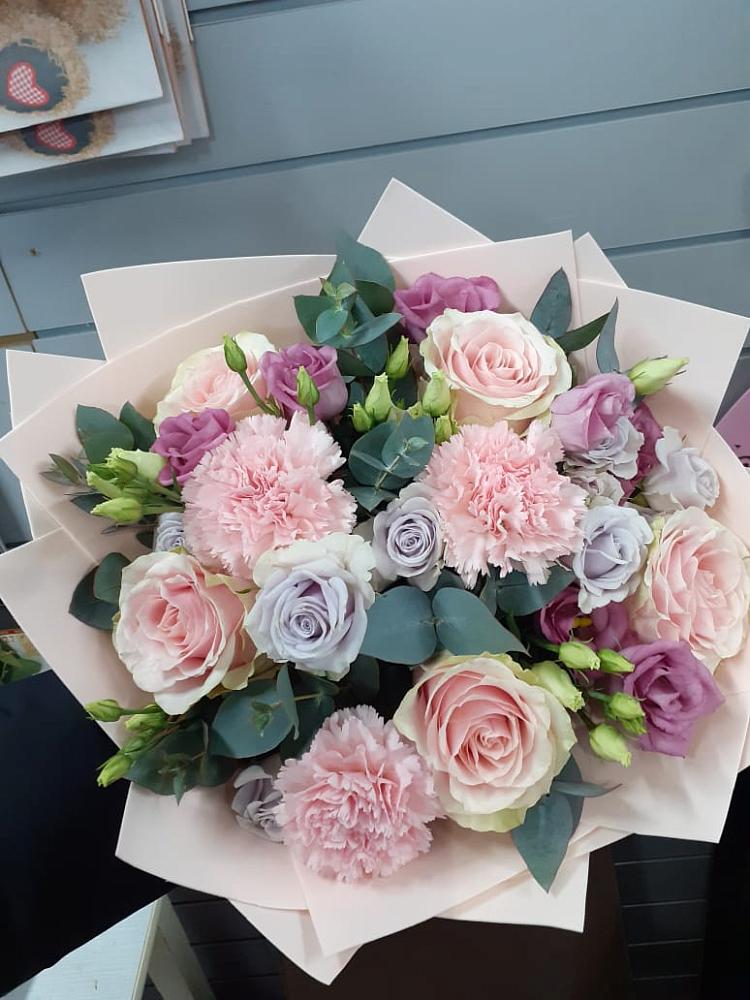 Букет цветов из: Розы, Гвоздики и Лизиантусы в Кильмези