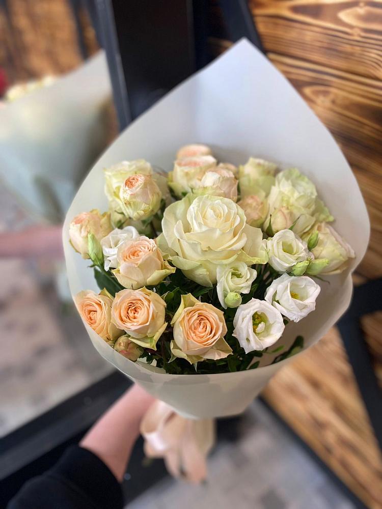 Букет цветов из: Розы и Лизиантусы в Кильмези